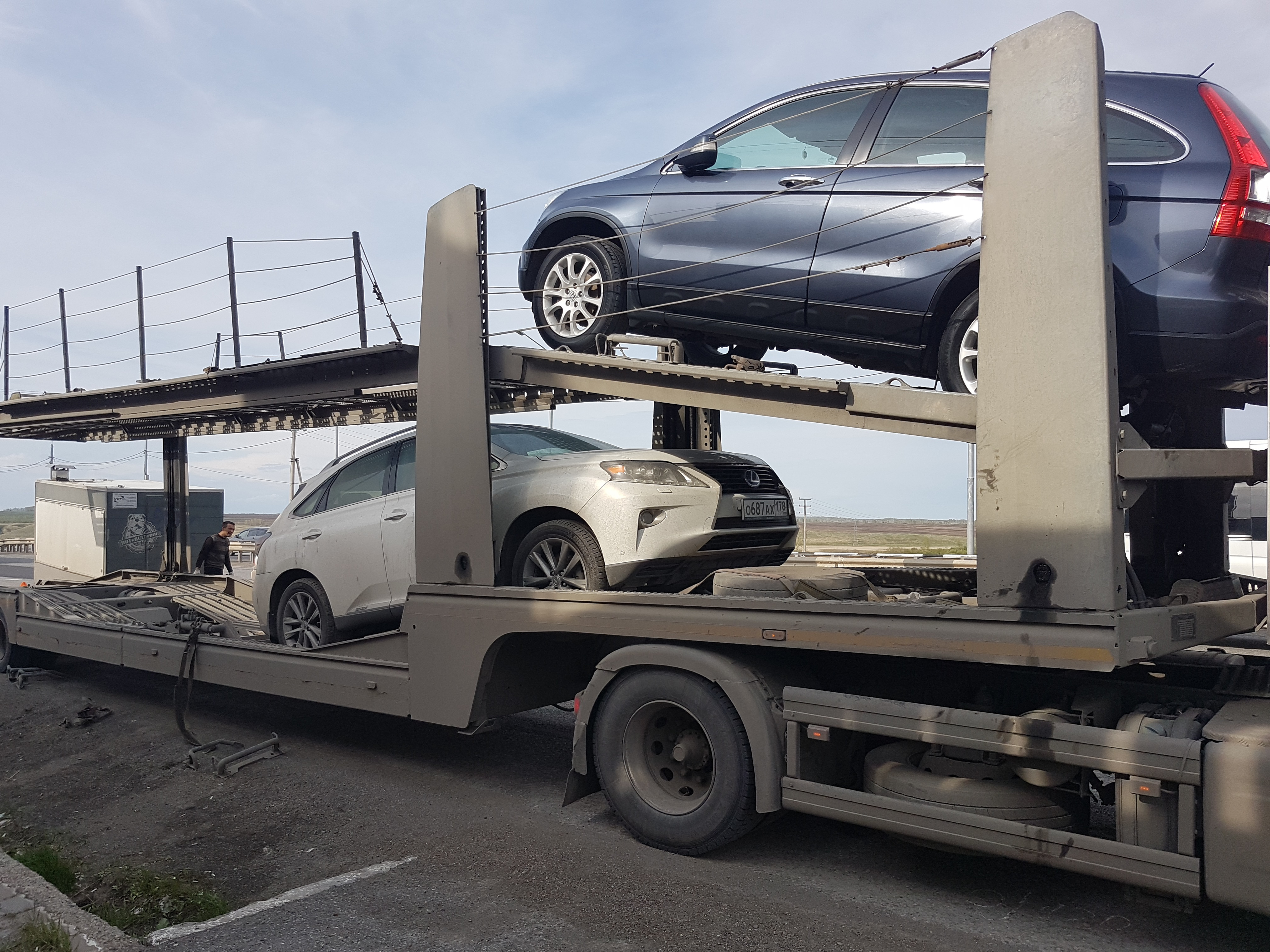 Перевозка автомобиля автовозом. Ман Командор автовоз. Крепление автомобилей на автовозе. Японский автовоз. Автовоз на 5 автомобилей