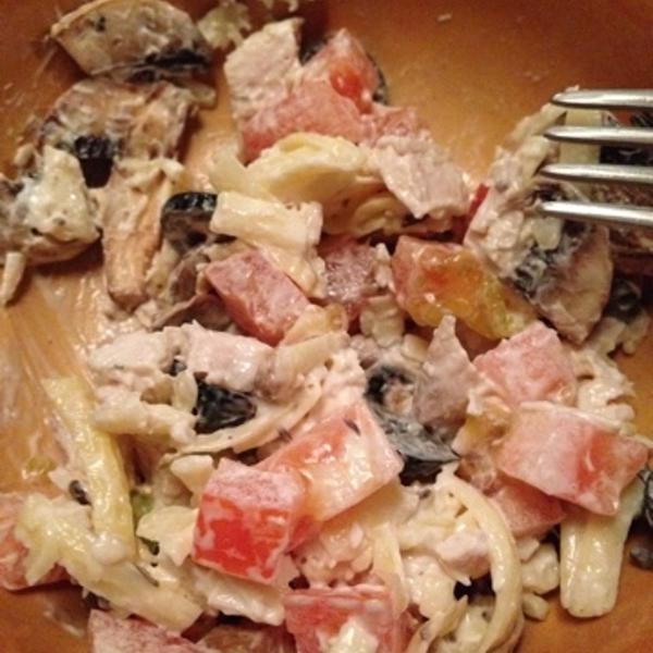 Салат с курицей, овощами, горьким сыром и сомнительными практически сушеными грибами