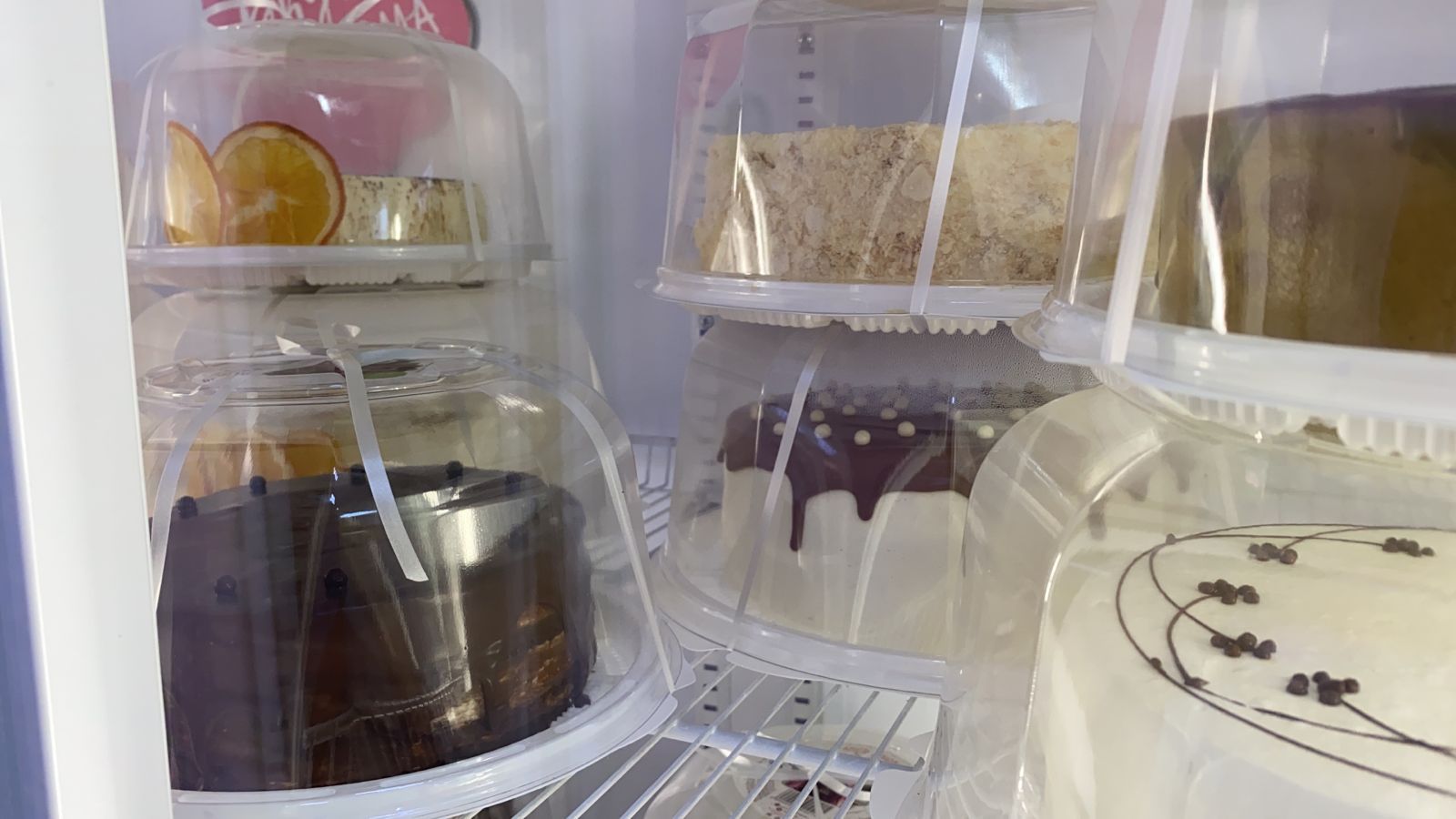 Торты парфе томск. Трайфл профитроли. Карамельное парфе. Йогуртовое парфе. Parfe кондитерская томск.