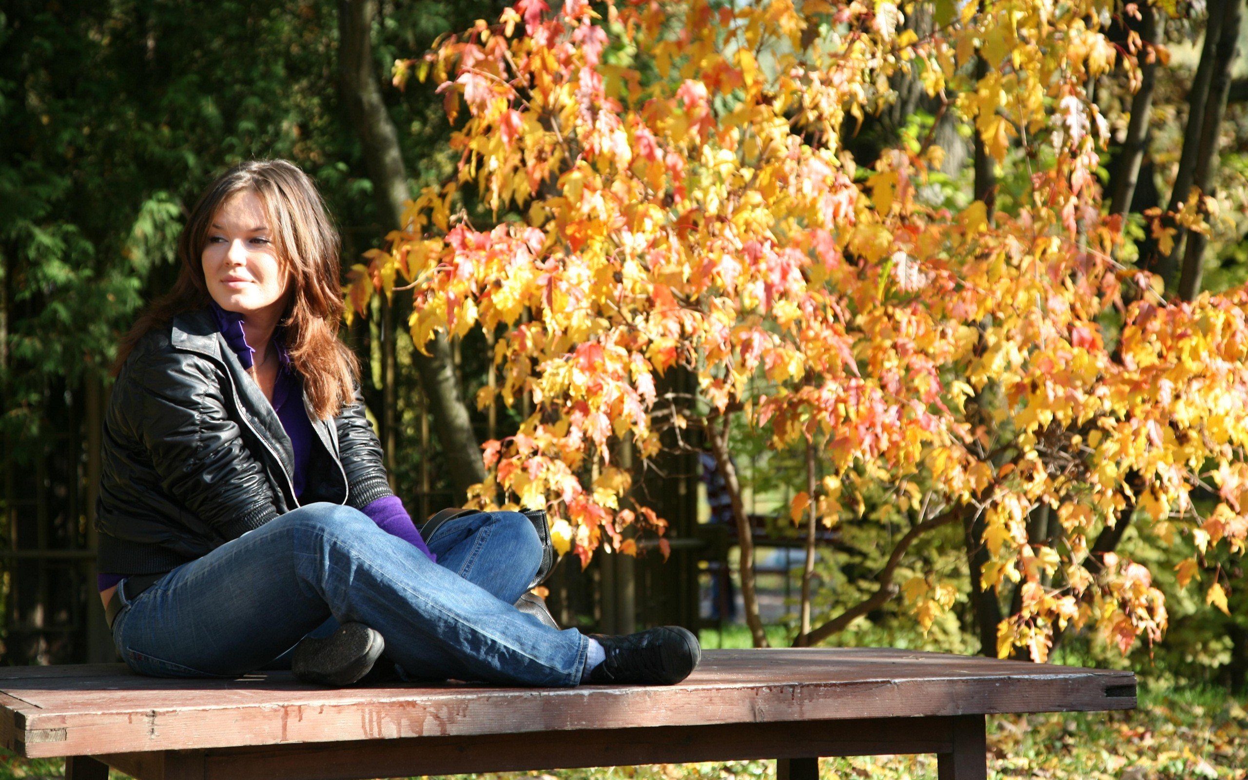 Парк красивая девушка. Девушка осень. Осенняя фотосессия в парке. Девушка в парке.