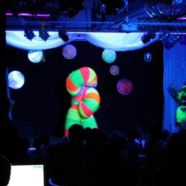 Гигантская пляшущая радуга на лазерном шоу