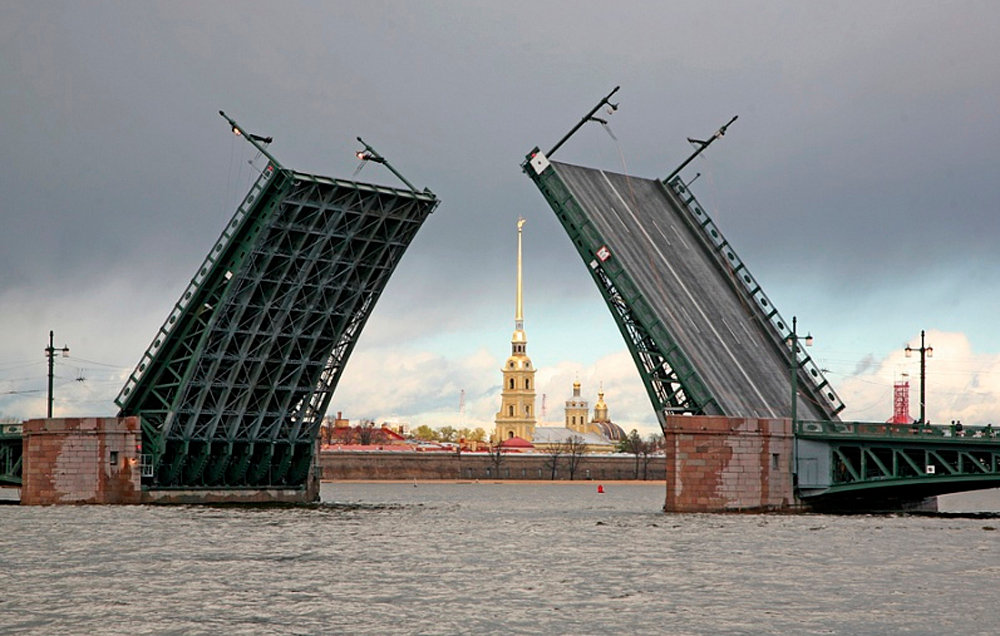 Разводной мост на Неве в Санкт Петербурге