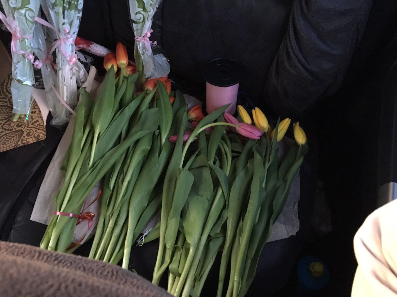 Тюльпаны купить набережные челны. Армянин продает тюльпаны. Продажа тюльпанов на аукционе. Аксон продажа тюльпанов. Продаются тюльпаны в ленте в Борках Рязань.