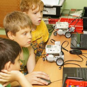 Программирование роботов на занятиях по робототехнике.