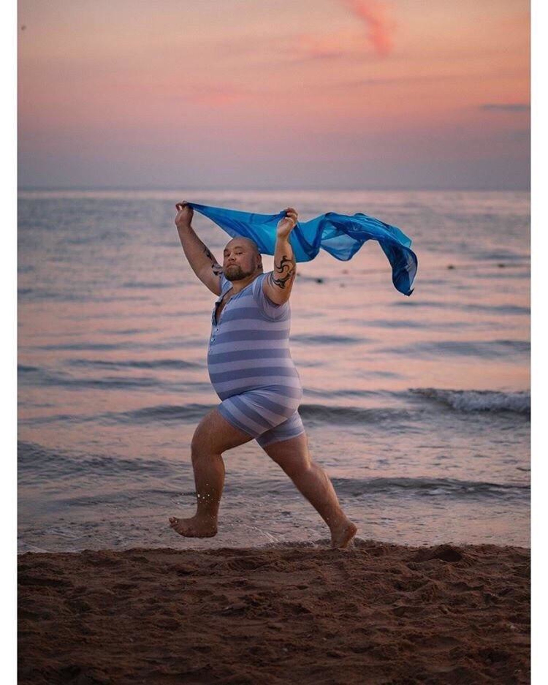 Море веселая. Виктор Водолазький фотограф. Тимофей Трефилов. Екатерина Глебычева. Толстяк на пляже.