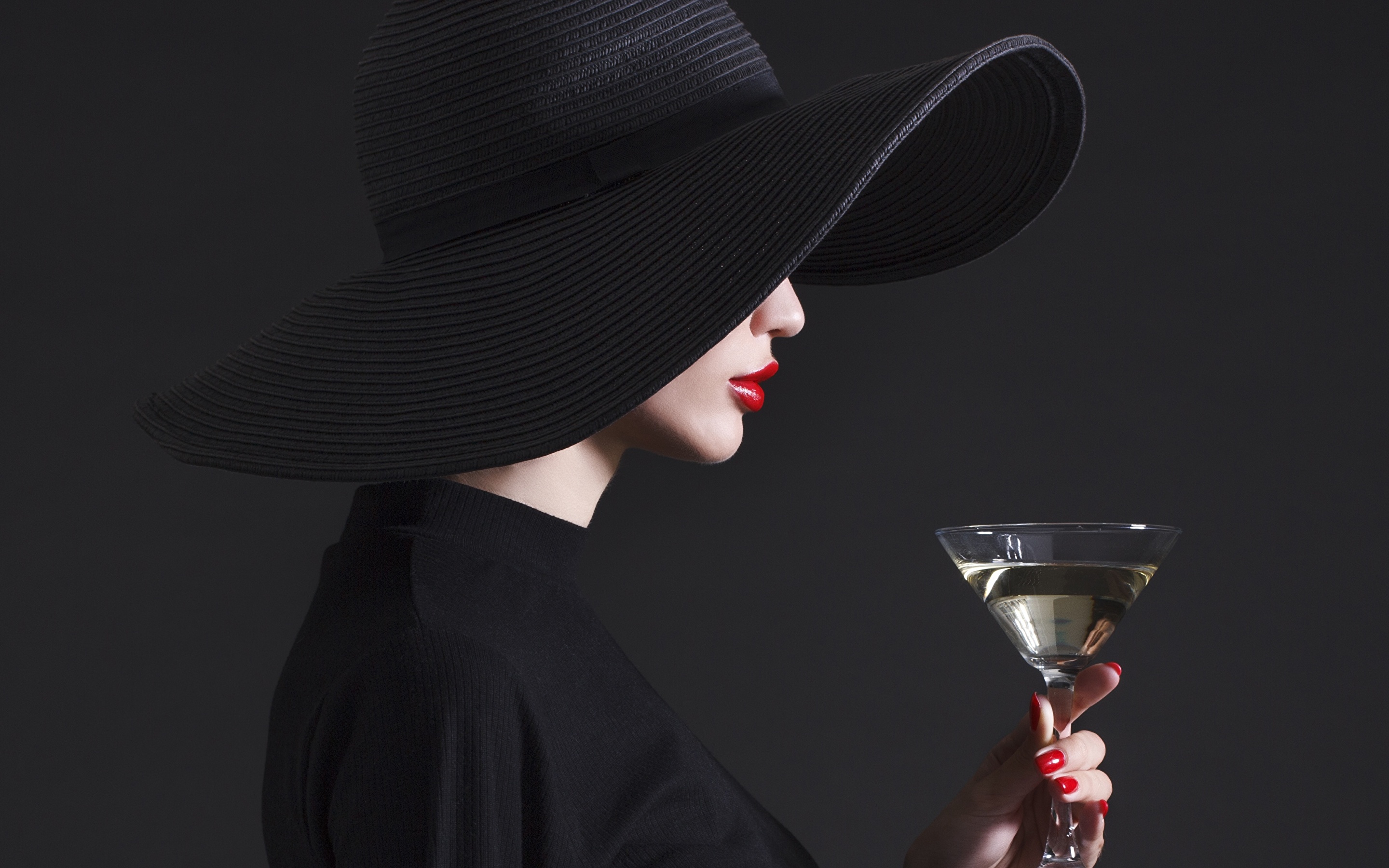 Drinking hat. Девушка в шляпе. Девушка в шляпе с бокалом. Дама в шляпе с бокалом вина. Девушка в шляпе в профиль.