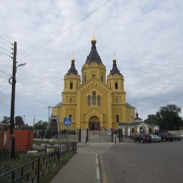 Кафедральный собор Александра Невского, вид по дороге.