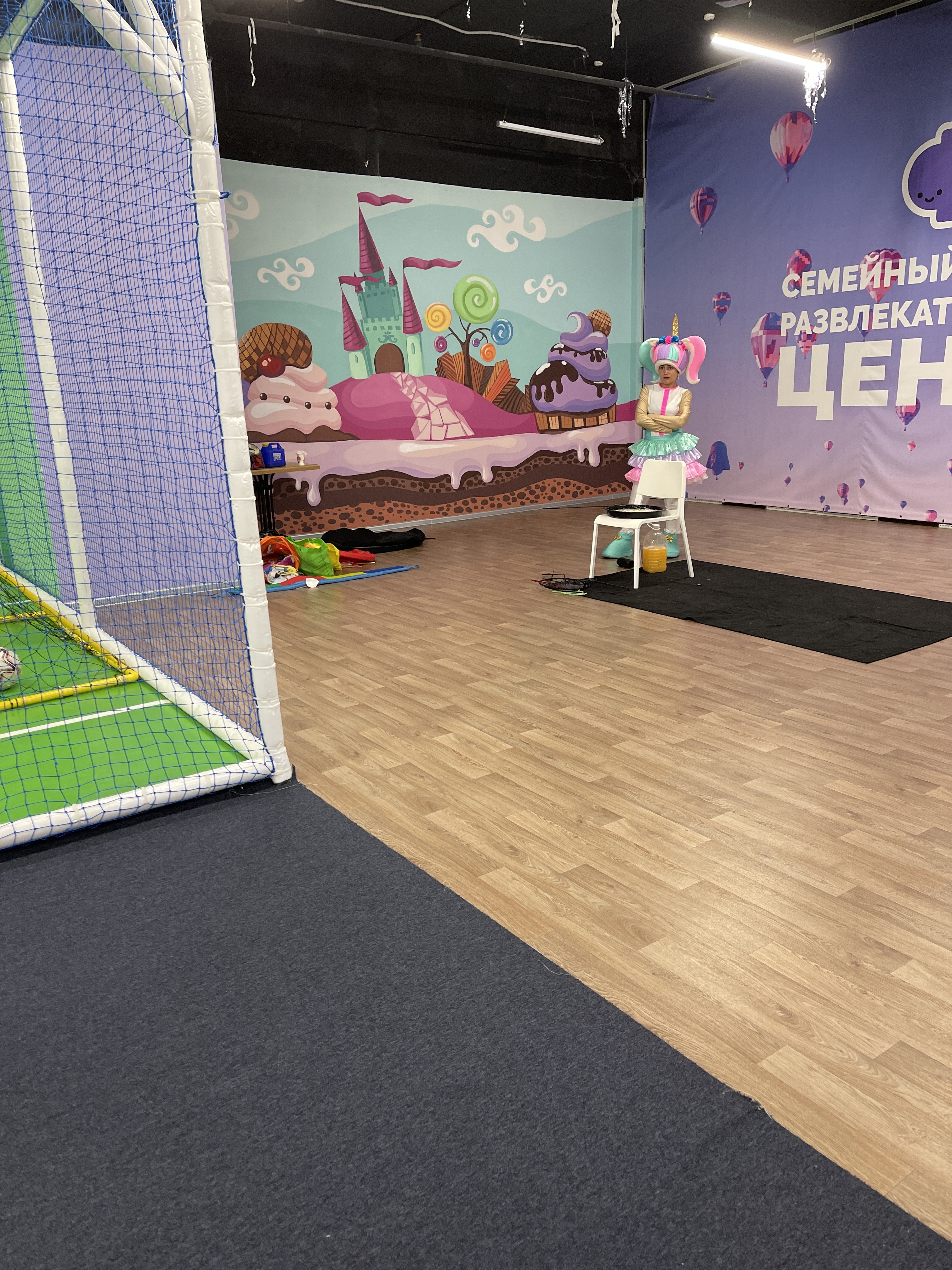 Кидс екатеринбург. Детский центр развлечений. FUNKIDS лагерь. Фан фан Екатеринбург детская комната. Детский день рождения фан фан.