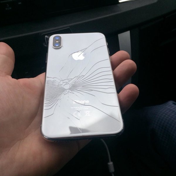 Трещины на айфоне. Iphone XR разбита задняя крышка. Айфон 10 XS белый. Айфон 14 Промакс разбит экран.