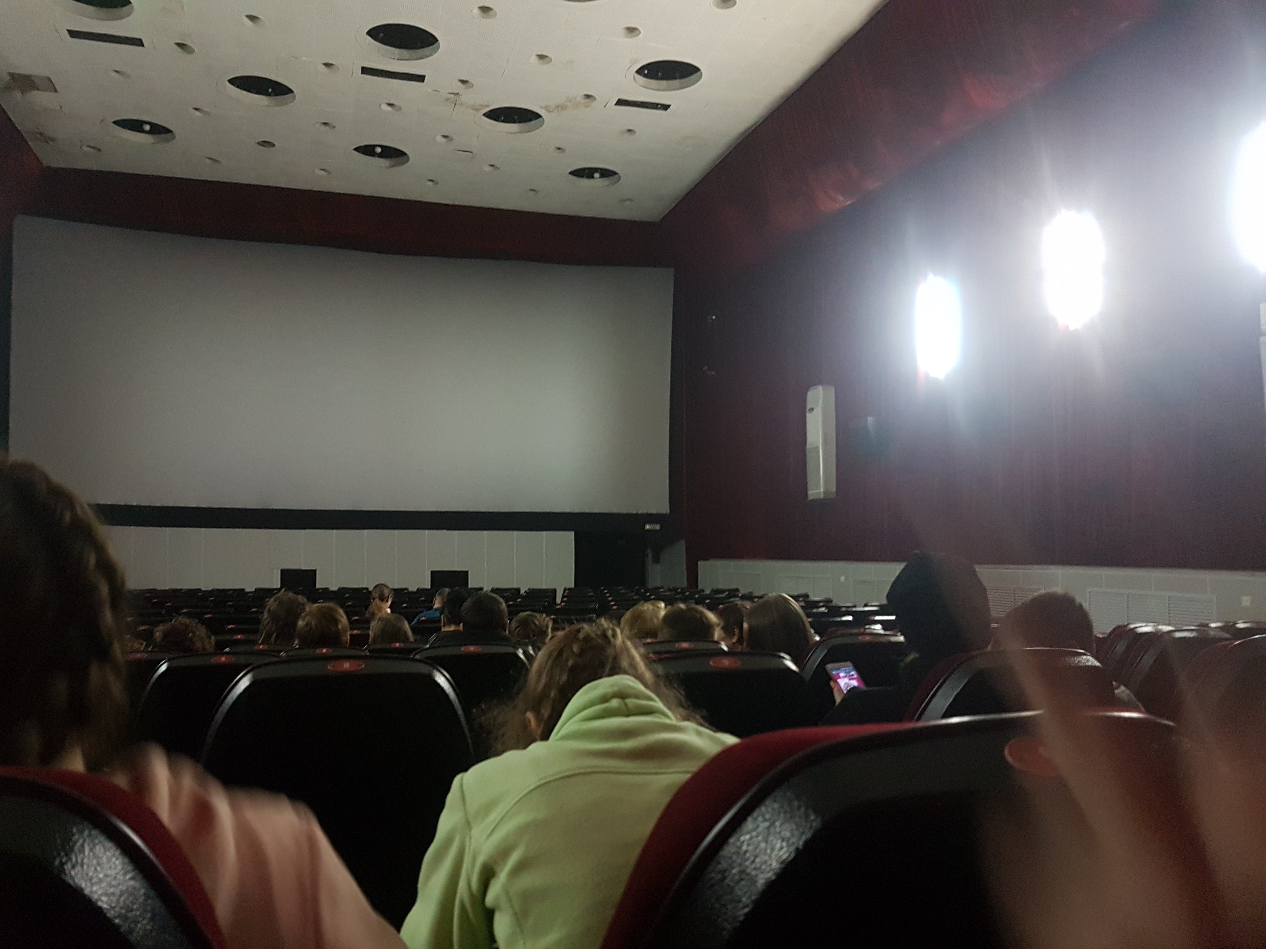 Телефон кинотеатра красный. Кинотеатр красный в Комсомольске на Амуре. Кинотеатр 30 октября Комсомольск-на-Амуре. Кинотеатр в темноте. Телефон в кинотеатре.