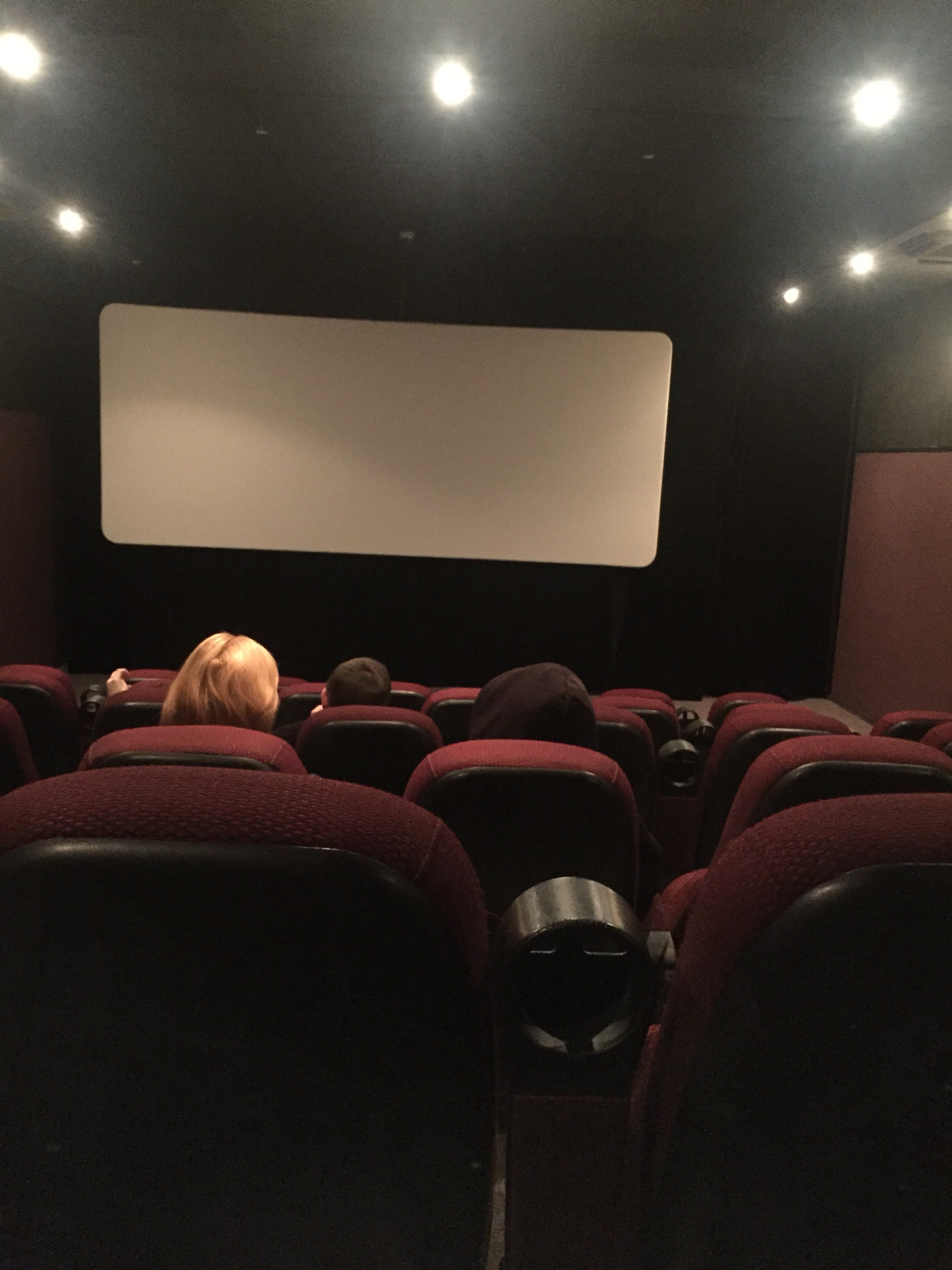 фото в кинотеатре без лица в темноте