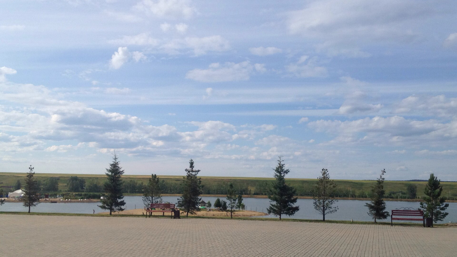 Озеро парк красноярск. Озеро парк Емельяново. Емельяновское озеро Красноярск. Семирадское озеро в Емельяновском районе. Озеро парк Семирадское Красноярск.