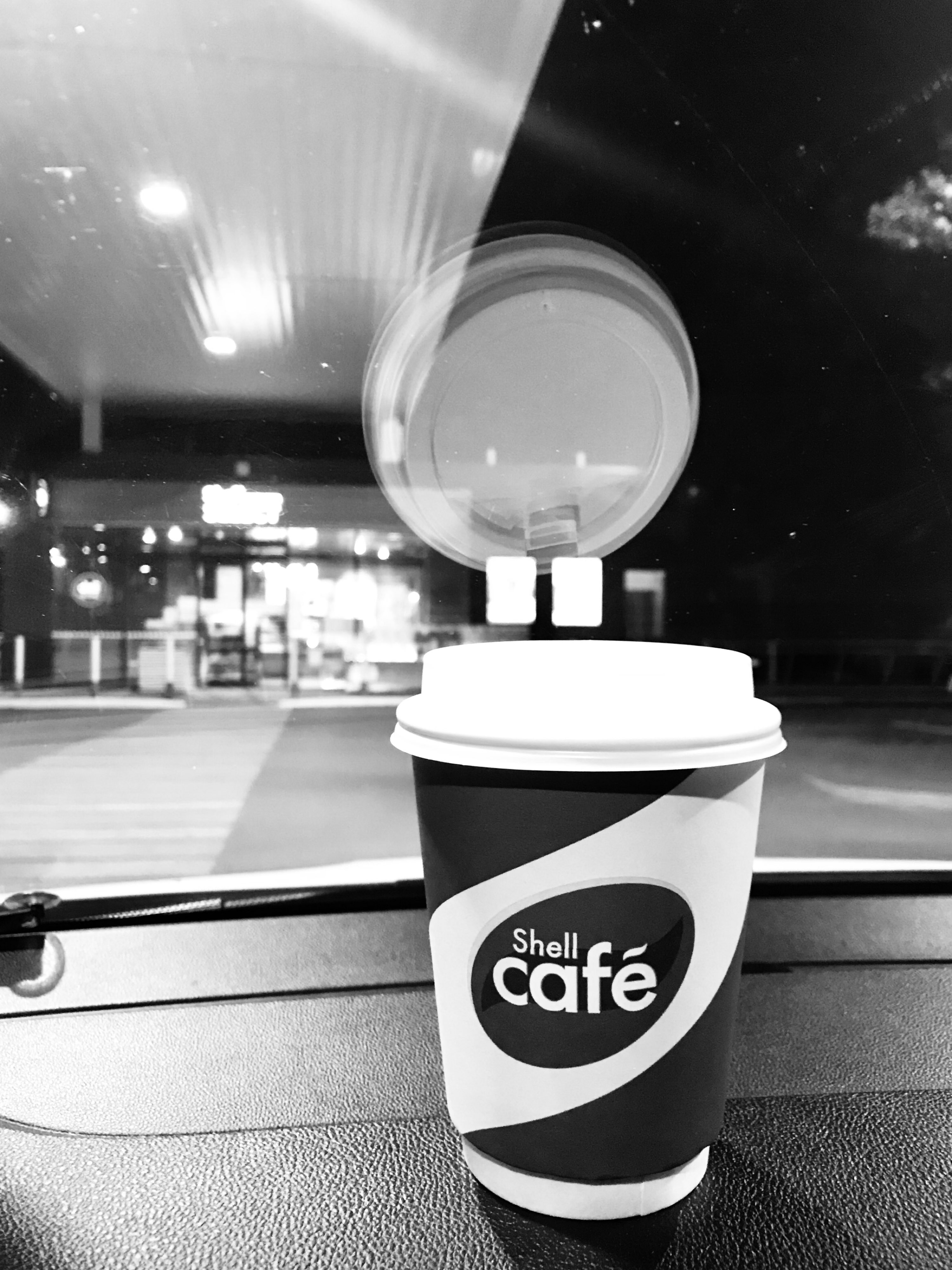 фото кофе на заправке ночью