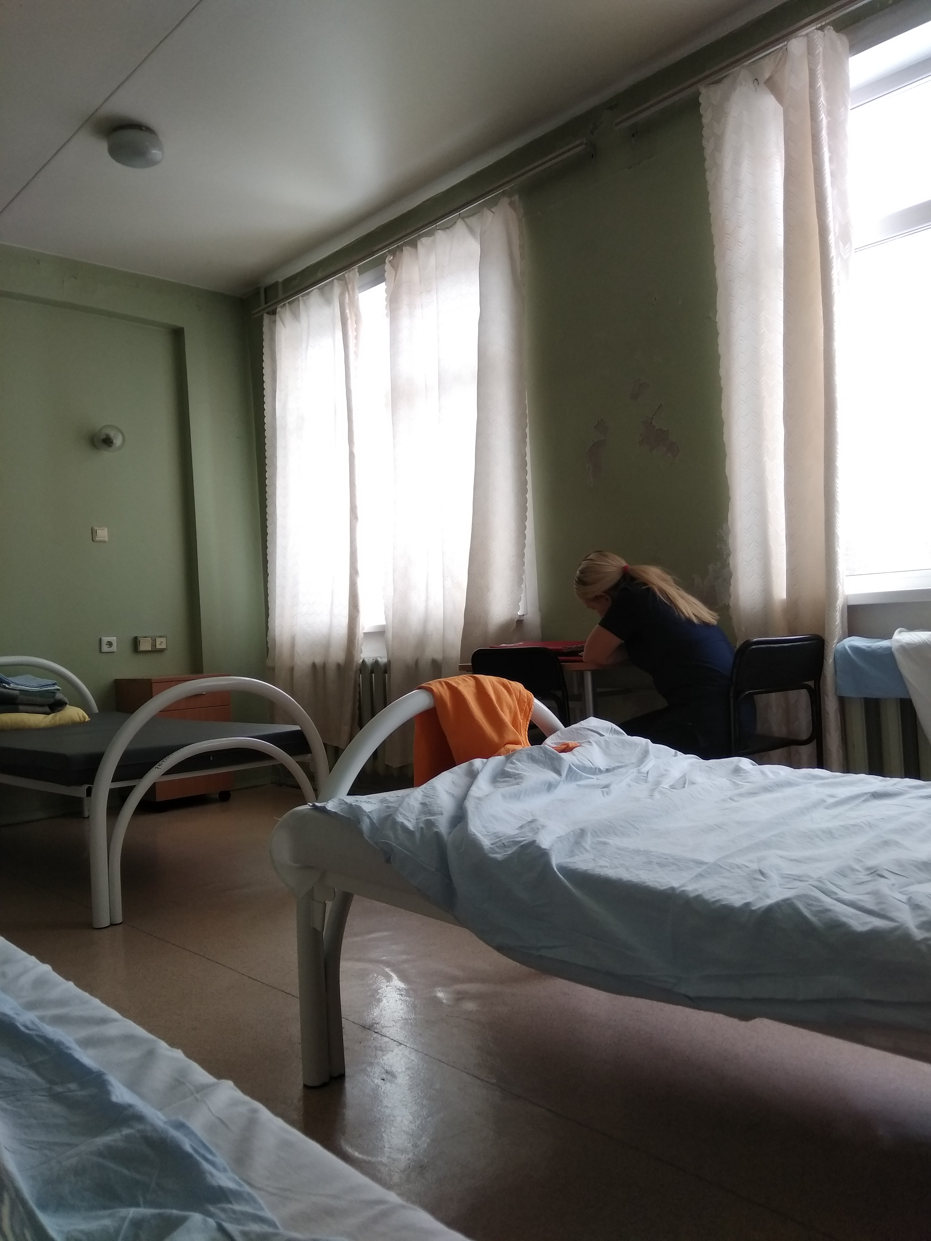 Фото больничной палаты с капельницей кровати