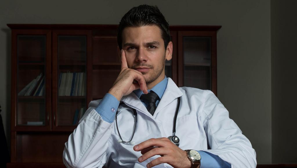 Молодой врач мужчина