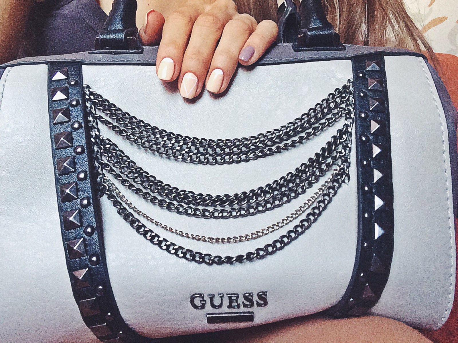 Guess барнаул. Гесс Барнаул. Стразы на одежде фирма guess. Значки Гесс Барнаул. Фирма Гесс одежда о фирме рассказать.