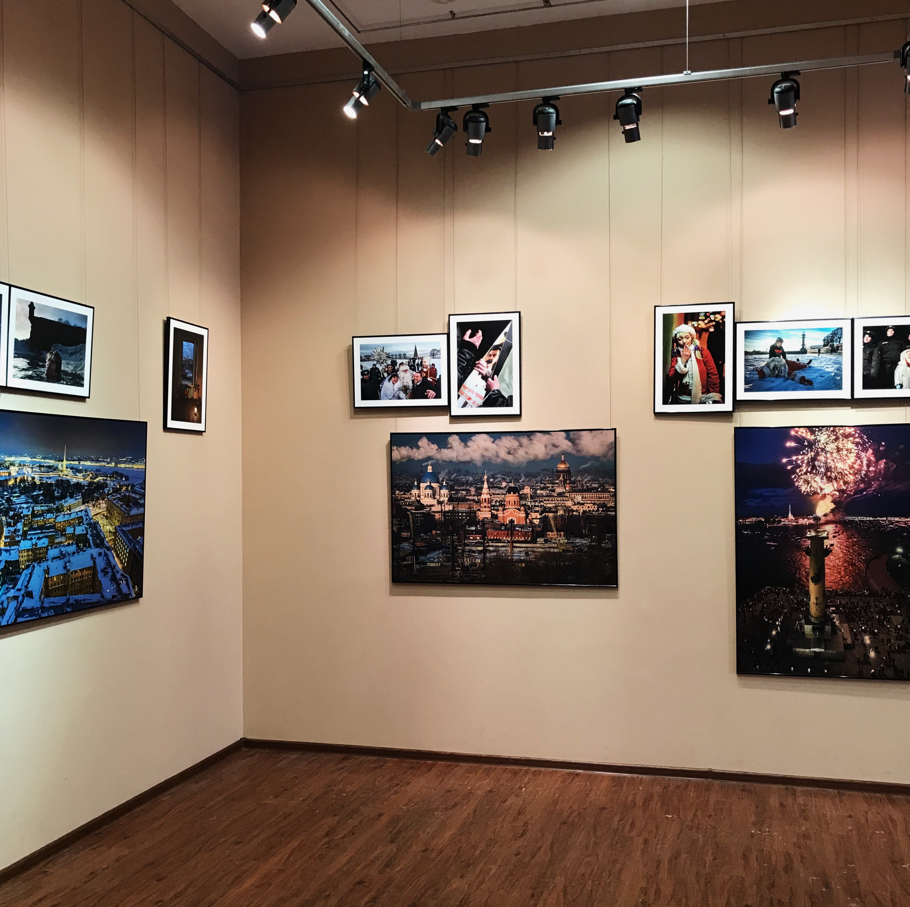 Городской центр изобразительных искусств. Цк 19. Аркадий пасман новосибирск. Новосибирск галерея цк19 искусств инна остроменская. Цк-19 выставка архивостроение.