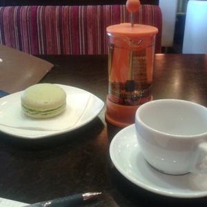 Чай и фисташковый макарун