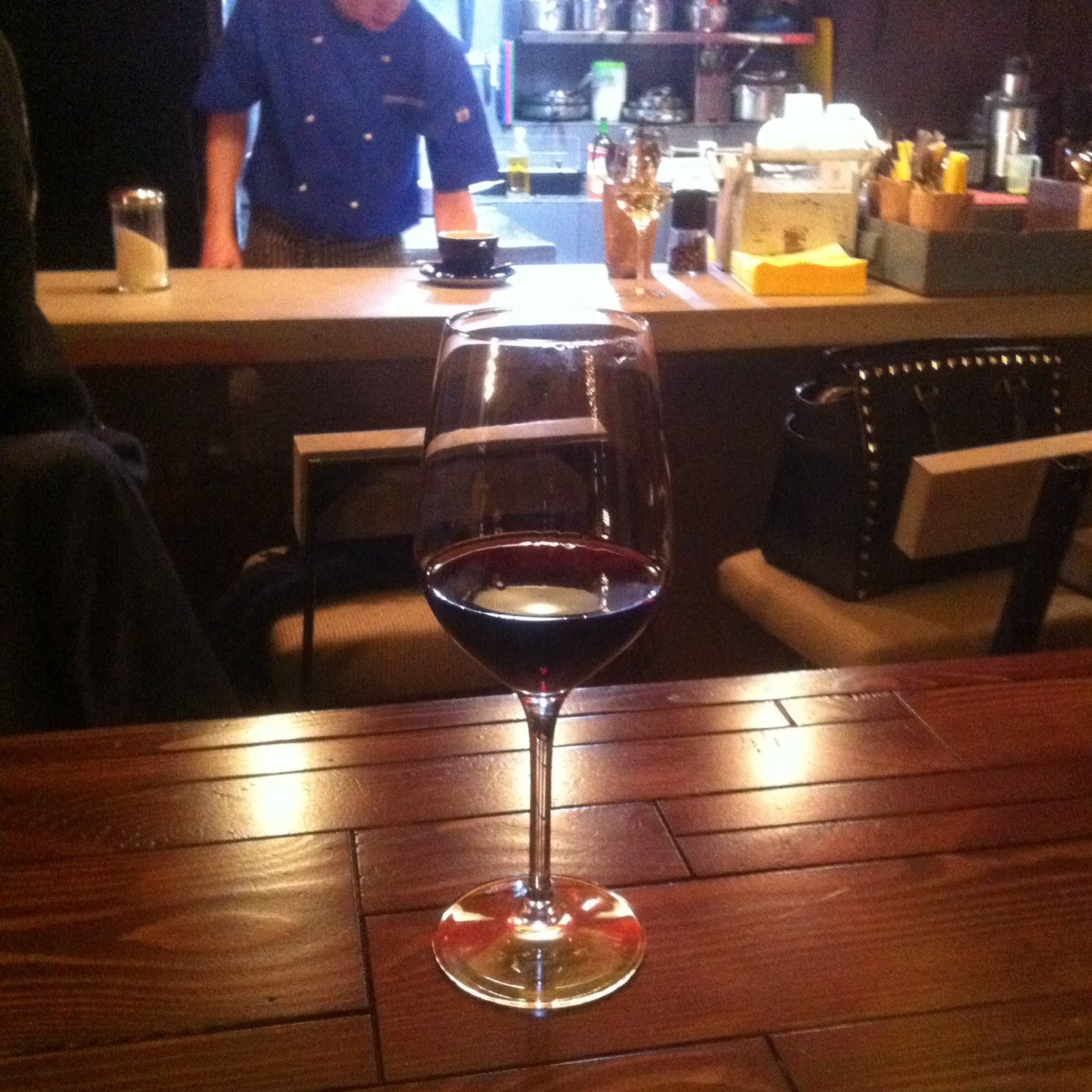 Вино в баре