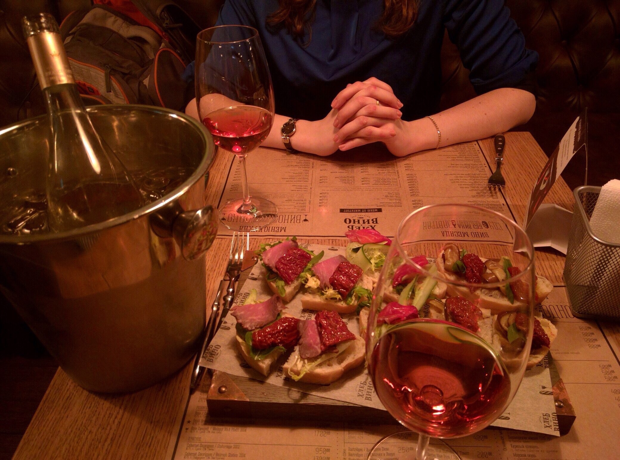 За столом фото без лиц. Домашний ужин с вином. Ужин с алкоголем. Ужин в ресторане с подругами.