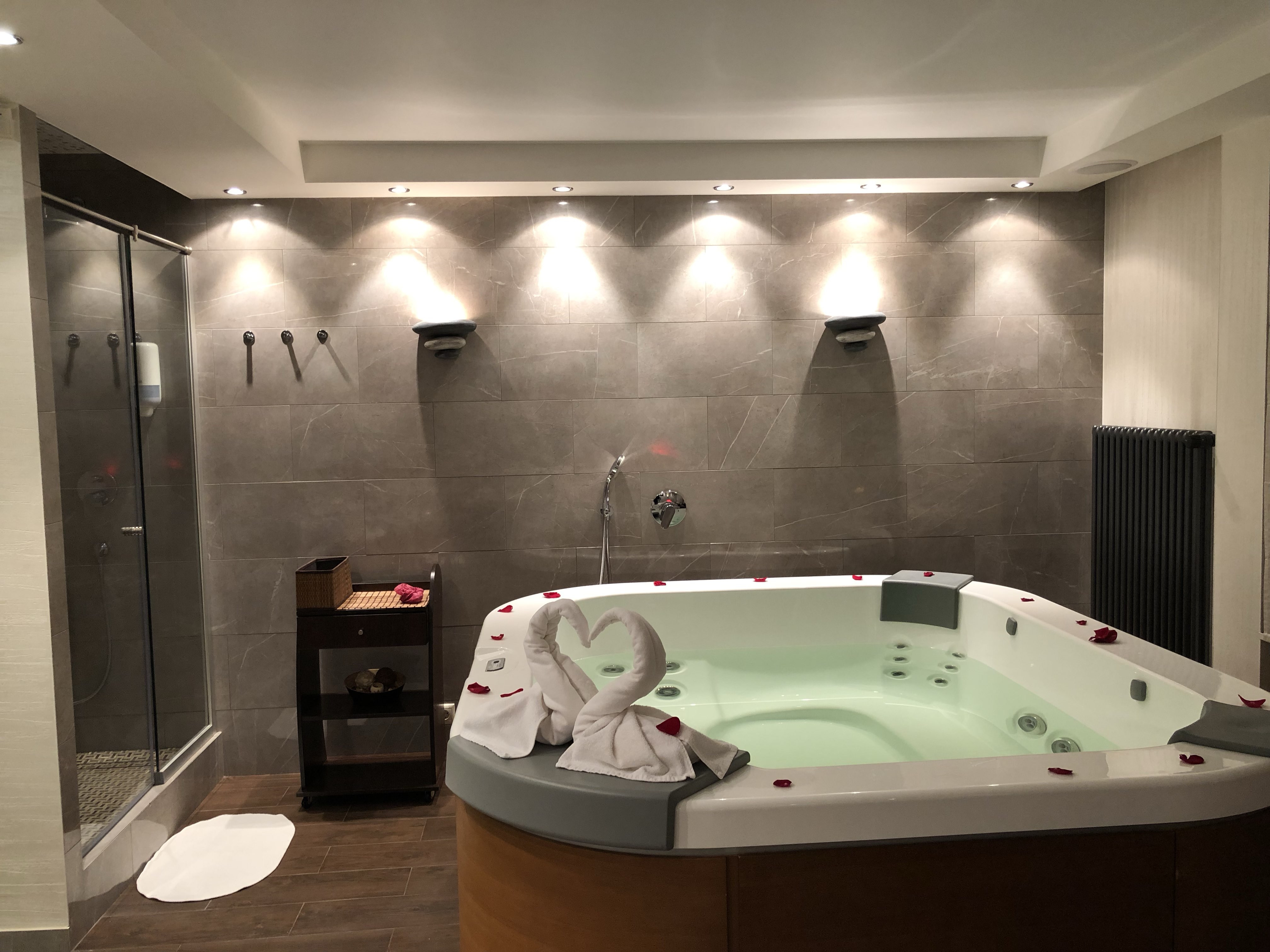 Lux spa. Спа Люкс Томск Ключевская. Спа салон Lux в Томске. Люксовый спа. Вип спа центр.