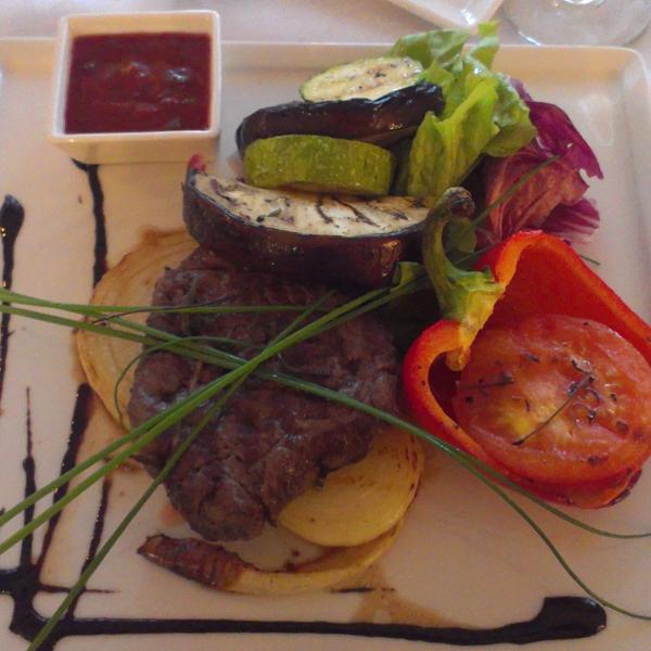 мясо баранины с овощами на гриле в кафе Прованс