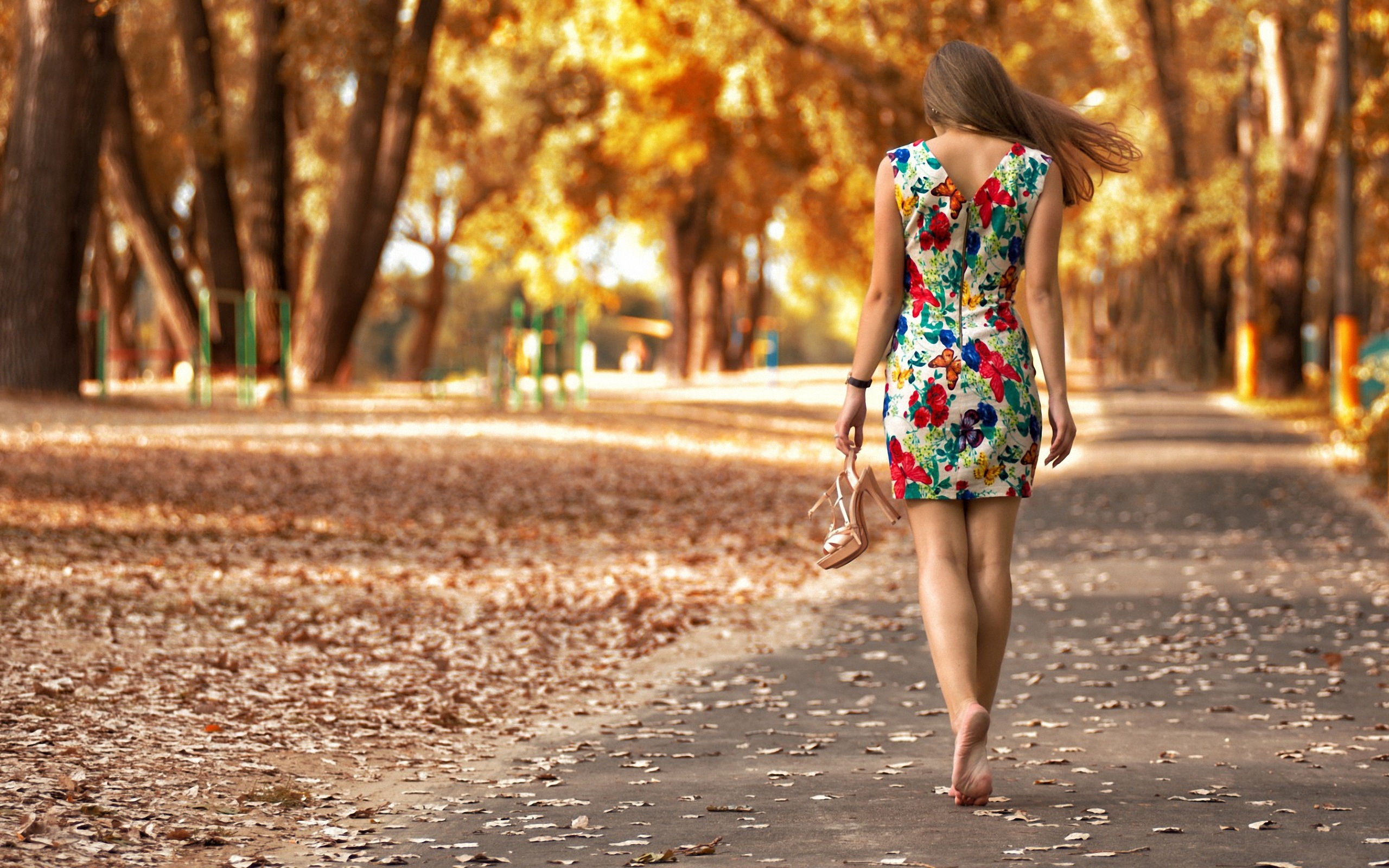 Она легко одета. Фотосессия в парке летом. Девушка в платье летнем. Девушка гуляет в парке.