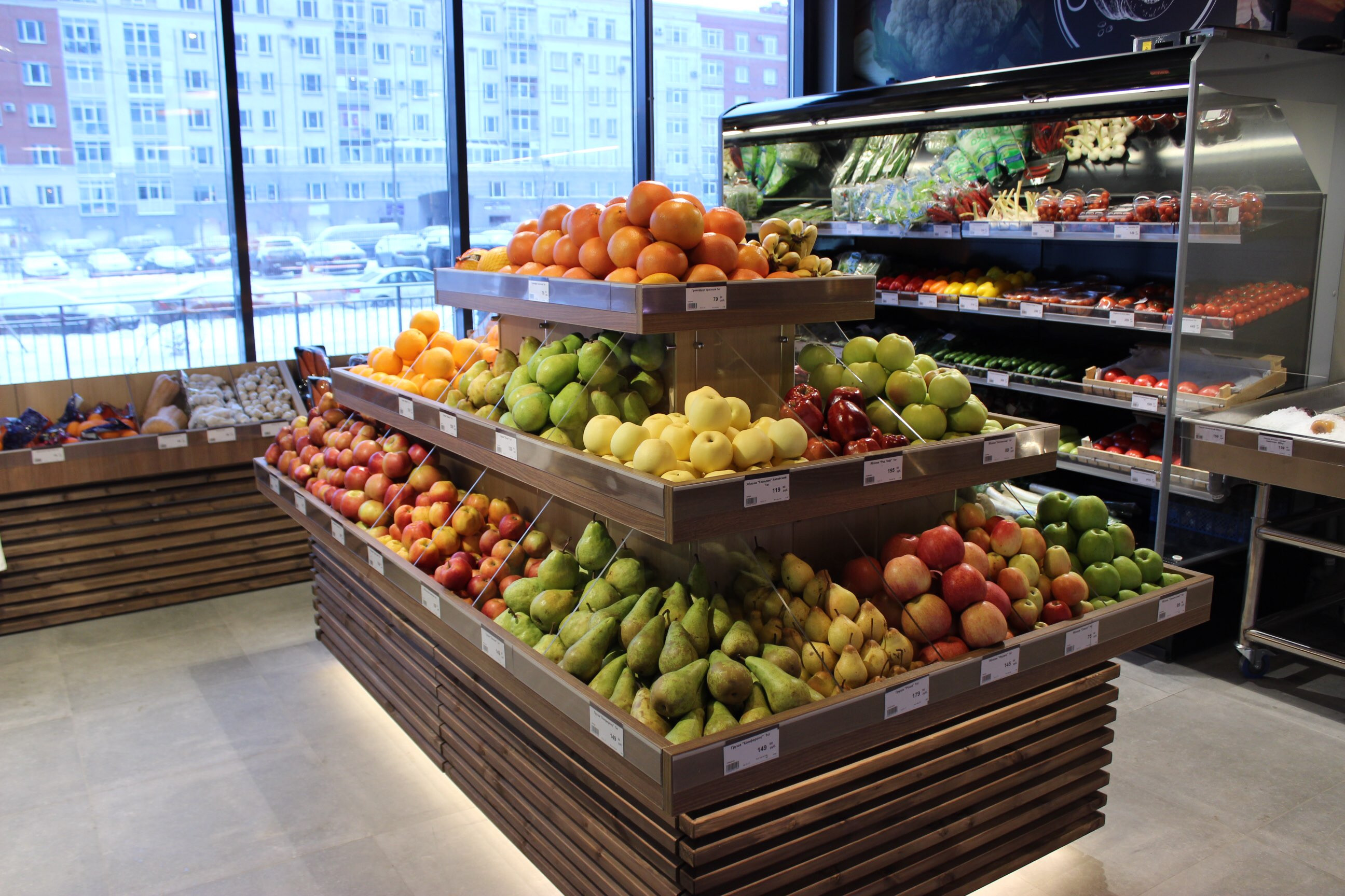 Выкладка овощей и фруктов в магазине