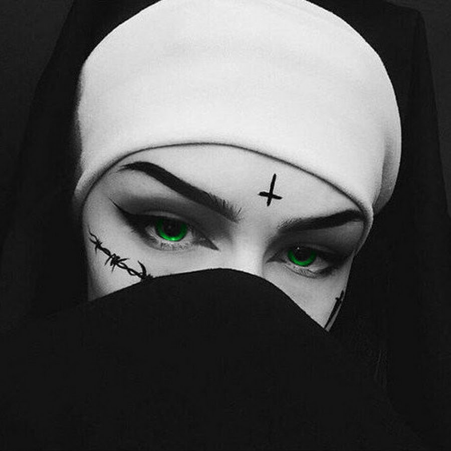 Монахиня с черными глазами