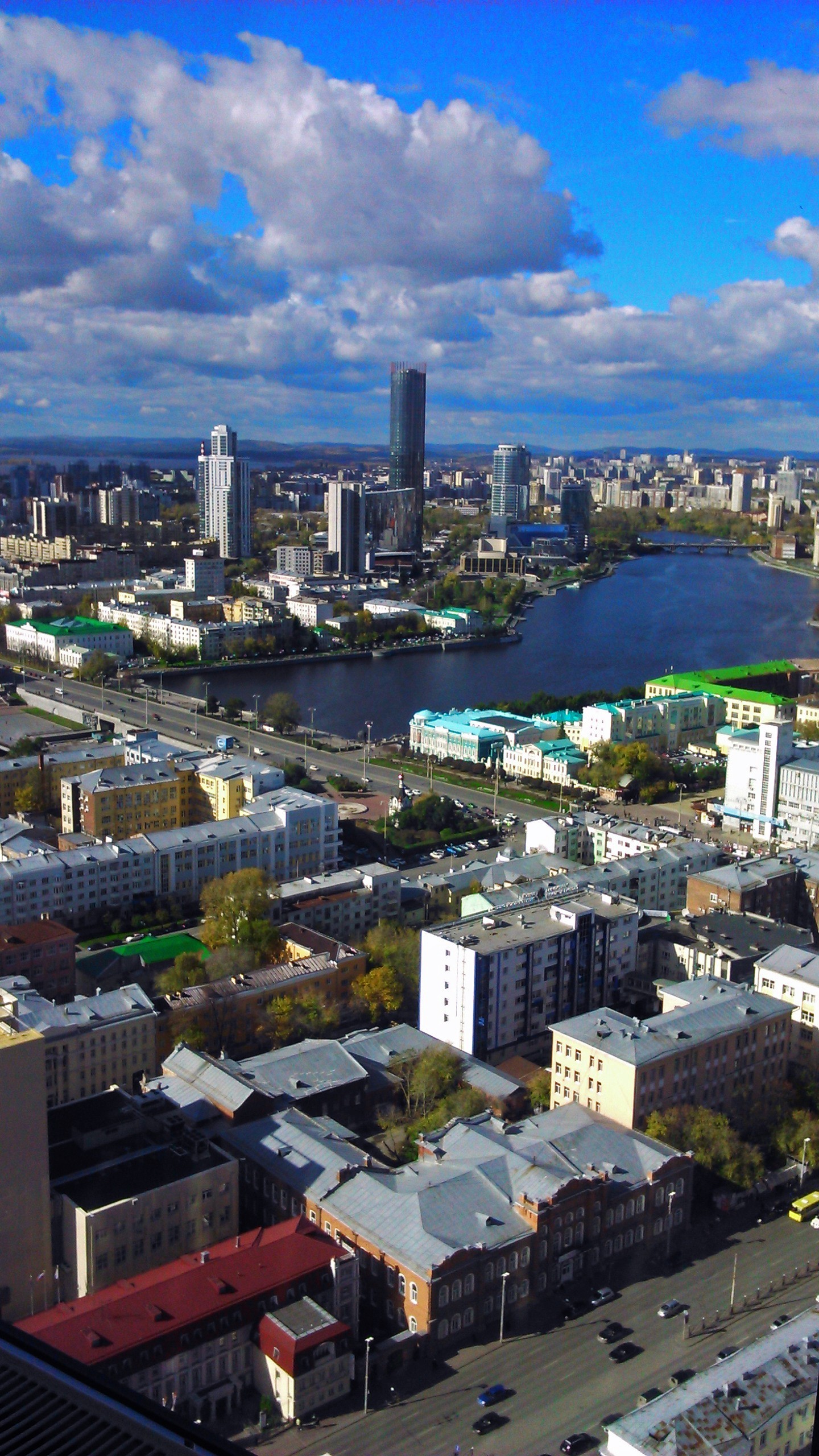 Екб отзывы. Екатеринбург. Небоскрёб Исеть Екатеринбург. Екатеринбург центр города. Панорама Высоцкий Екатеринбург.