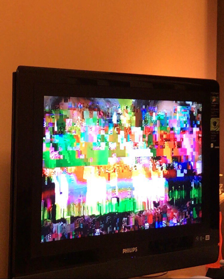 Завис телевизор lg. Изображение в квадратиках на телевизоре. Зависает изображение на телевизоре. Нерабочий экран телевизора. Рассыпается изображение на телевизоре.