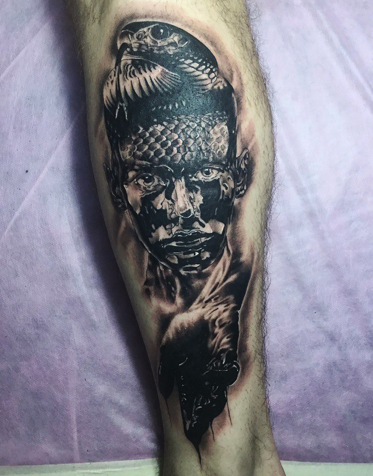 Tattoo екатеринбург. Человек тату Екатеринбург. Тату колокол. Татуировки Екатеринбург недорого. Галкин тату работы.