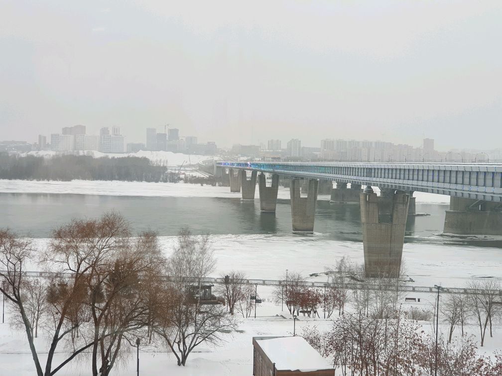 Центр рек. ТК река Новосибирск. Набережная Новосибирск ТЦ река. Центра Новосибирска с реки. Какая река в Новосибирске на речном вокзале.