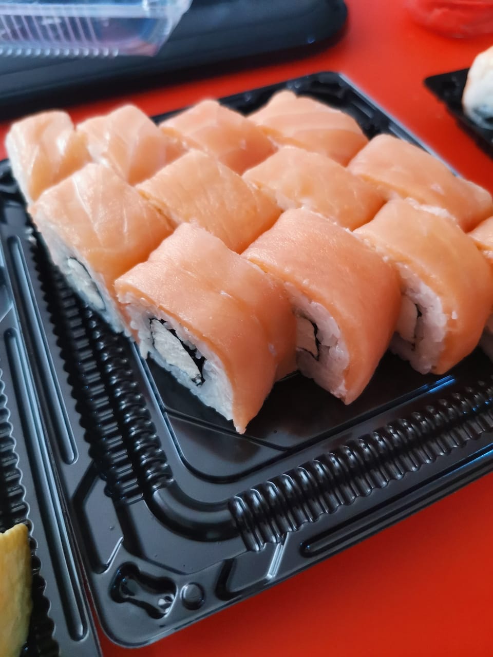 Японори суши. Роллы с беконом из энджой суши.