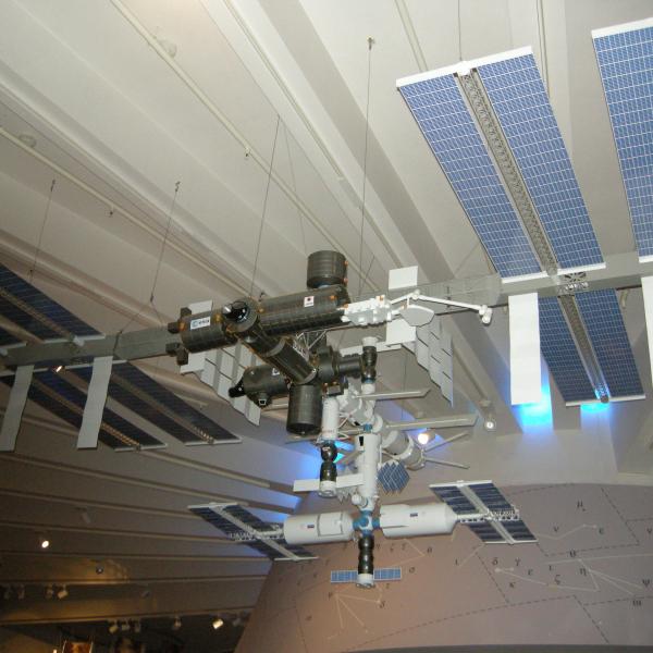 В музее под потолком висит модель МКС.