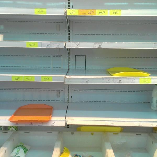 Разнообразный ассортимент в отделе молочных продуктов))