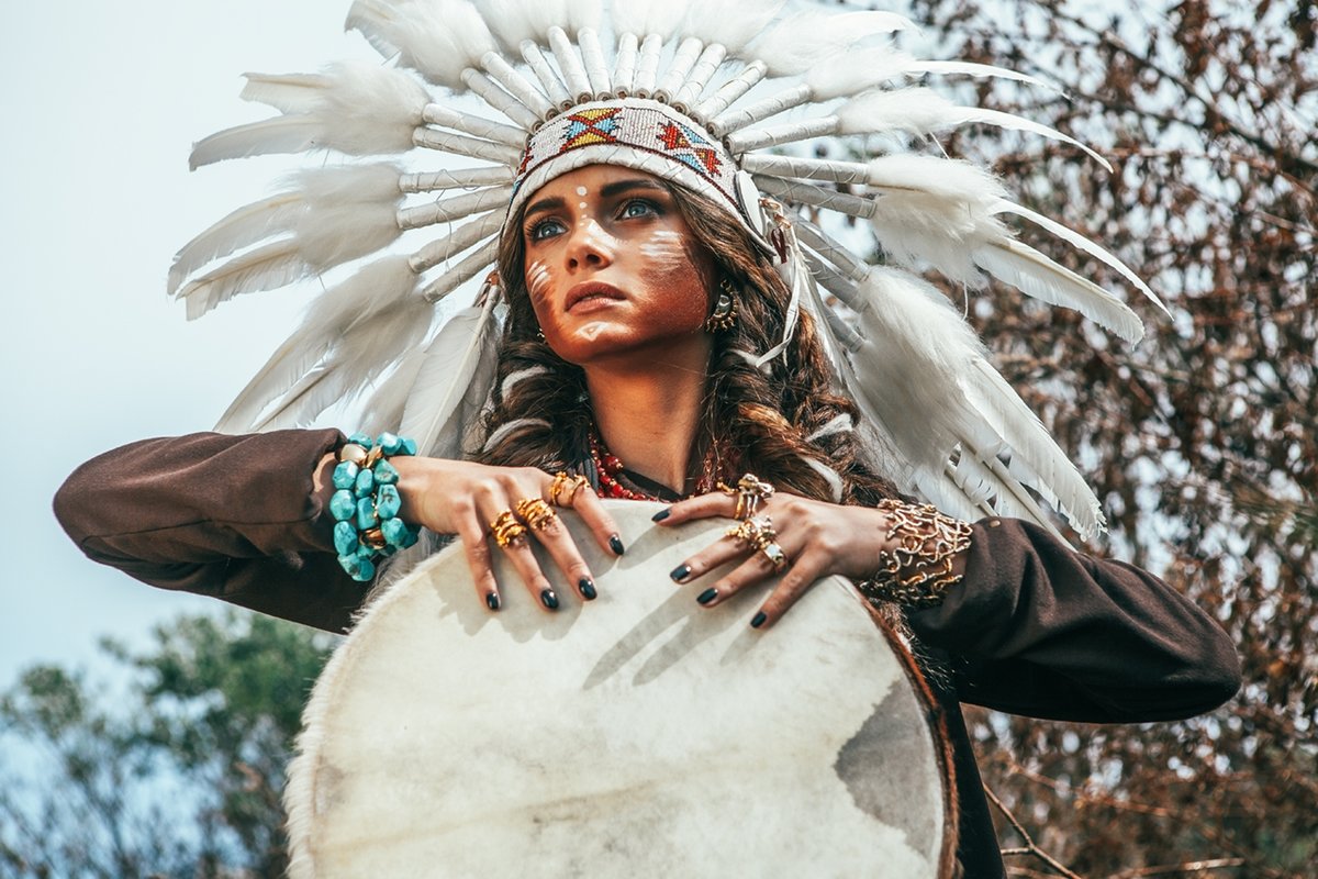 Индеец играет музыку. Индейская СКВО. СКВО индейская женщина. СКВО индейская женщина настоящая. Жена вождя.