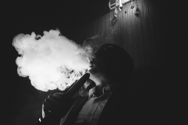 100 000 изображений по запросу Мужчина курит кальян доступны в рамках роялти-фри лицензии