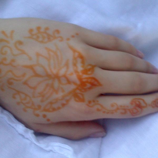 роспись мехенди на моей руке, созданная очаровательной Екатериной))