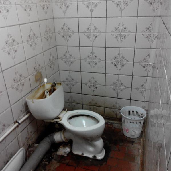 Вода бежит без остановки,вокруг жуткая плесень, на стенах, явно там вообще не убирают!!!