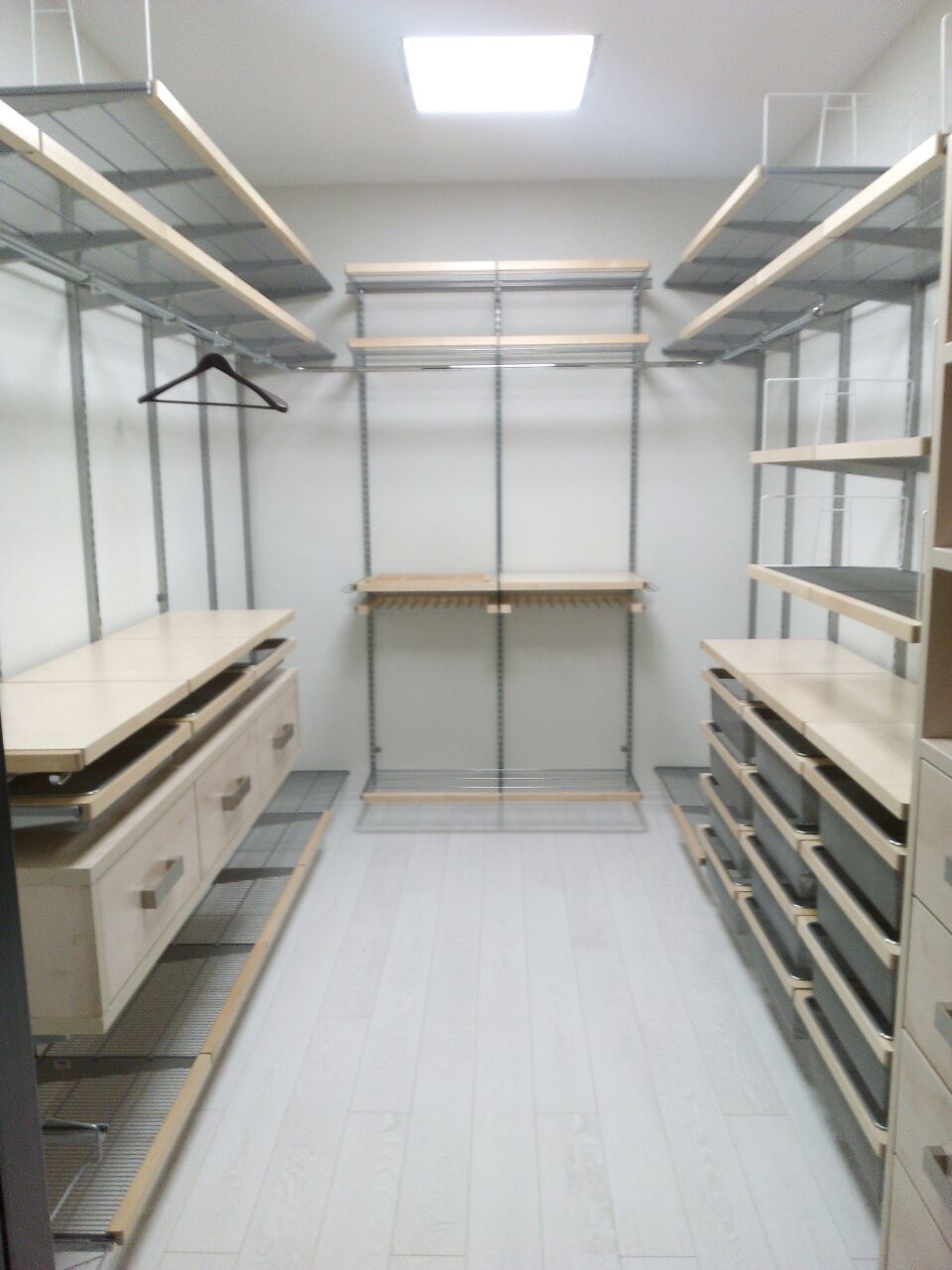 двери раздвижные для гардеробных без крепления в потолок. гардеробов хабаровск. система хранения на мансарде. антрел. гардеробов хабаровск.