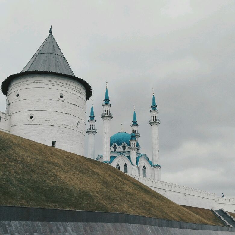 Заповедник казанский кремль. Казанский Кремль Казань. Казань музей заповедник Кремля. Территория Кремля Казань. Историко-архитектурный комплекс «Казанский Кремль» (XVI-XXI ВВ.)..