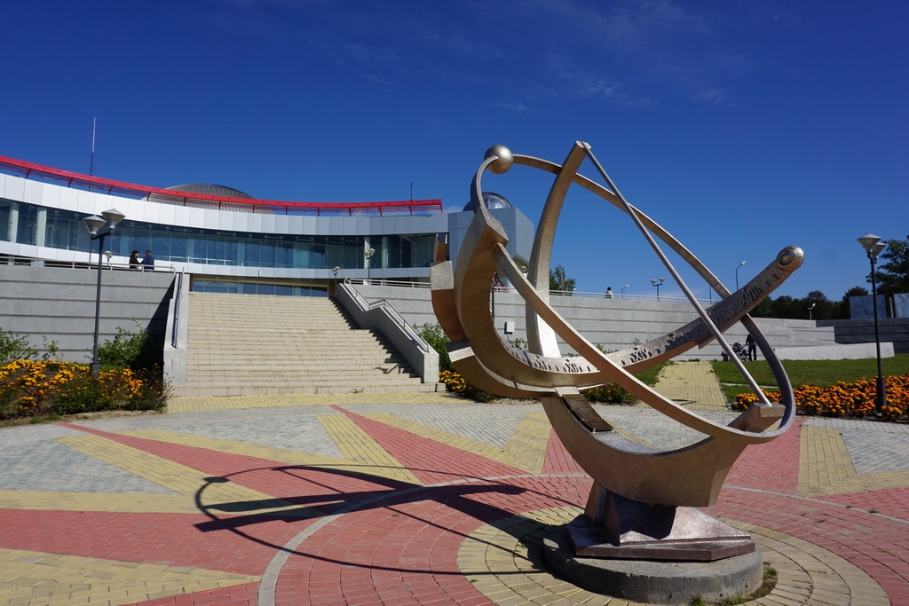 Планетарий новосибирск. Новосибирский планетарий. Детско юношеский планетарий Новосибирск. Новосибирский планетарий параболоиды. Волгоград детско-юношеский центр планетарий.