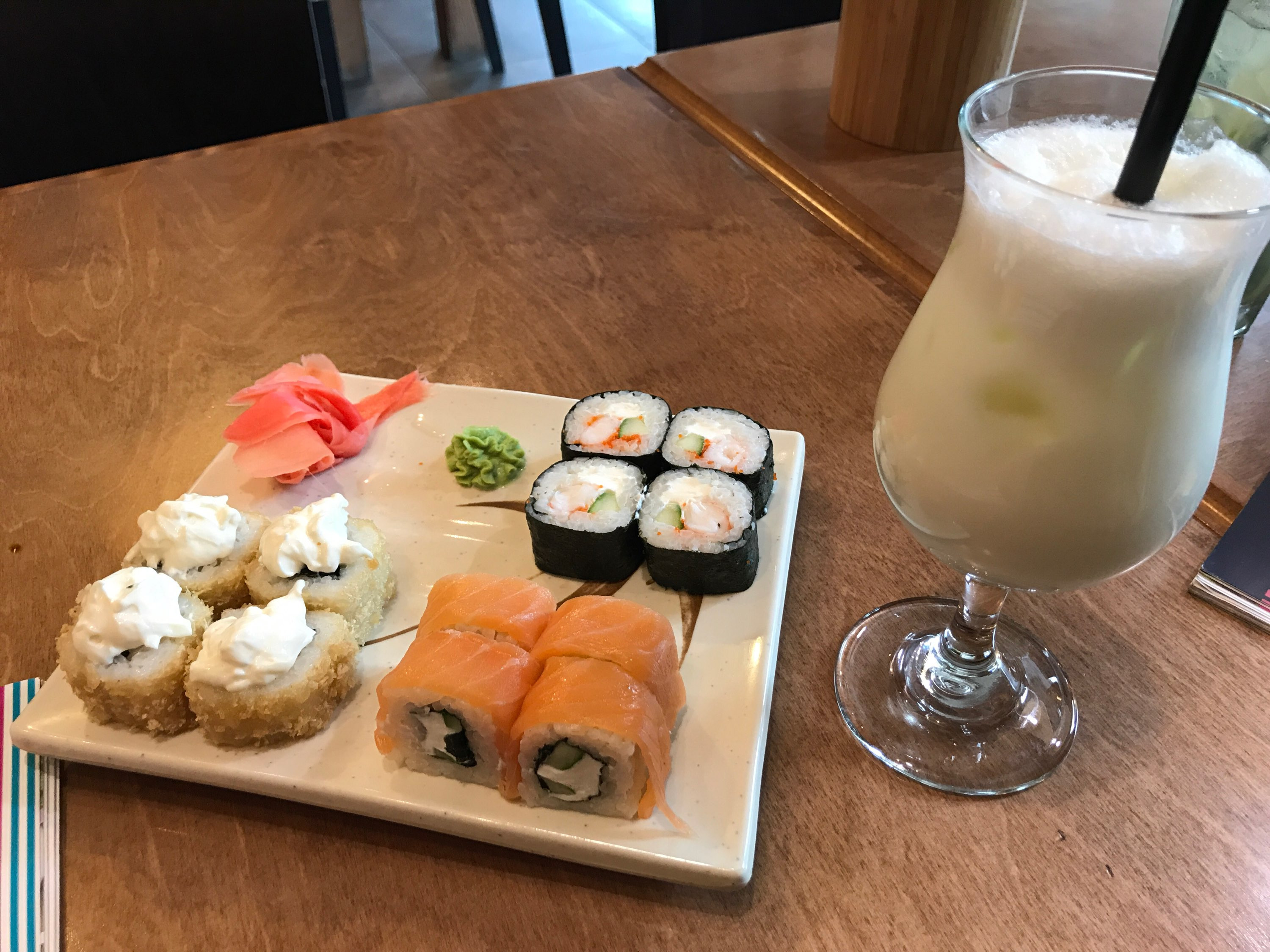 Sushi cocktails. Роллы и коктейль. Суши кафе. Коктейль для суши. Роллы на столе.