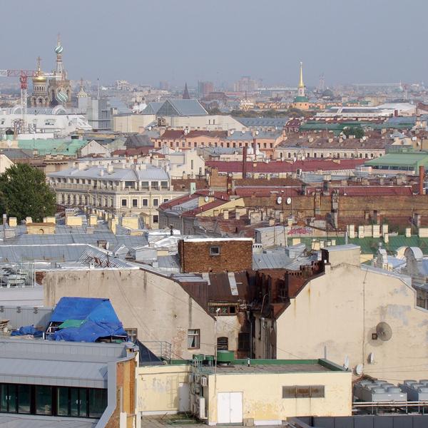 Вид на крыши Петербурга с Исаакиевского собора.