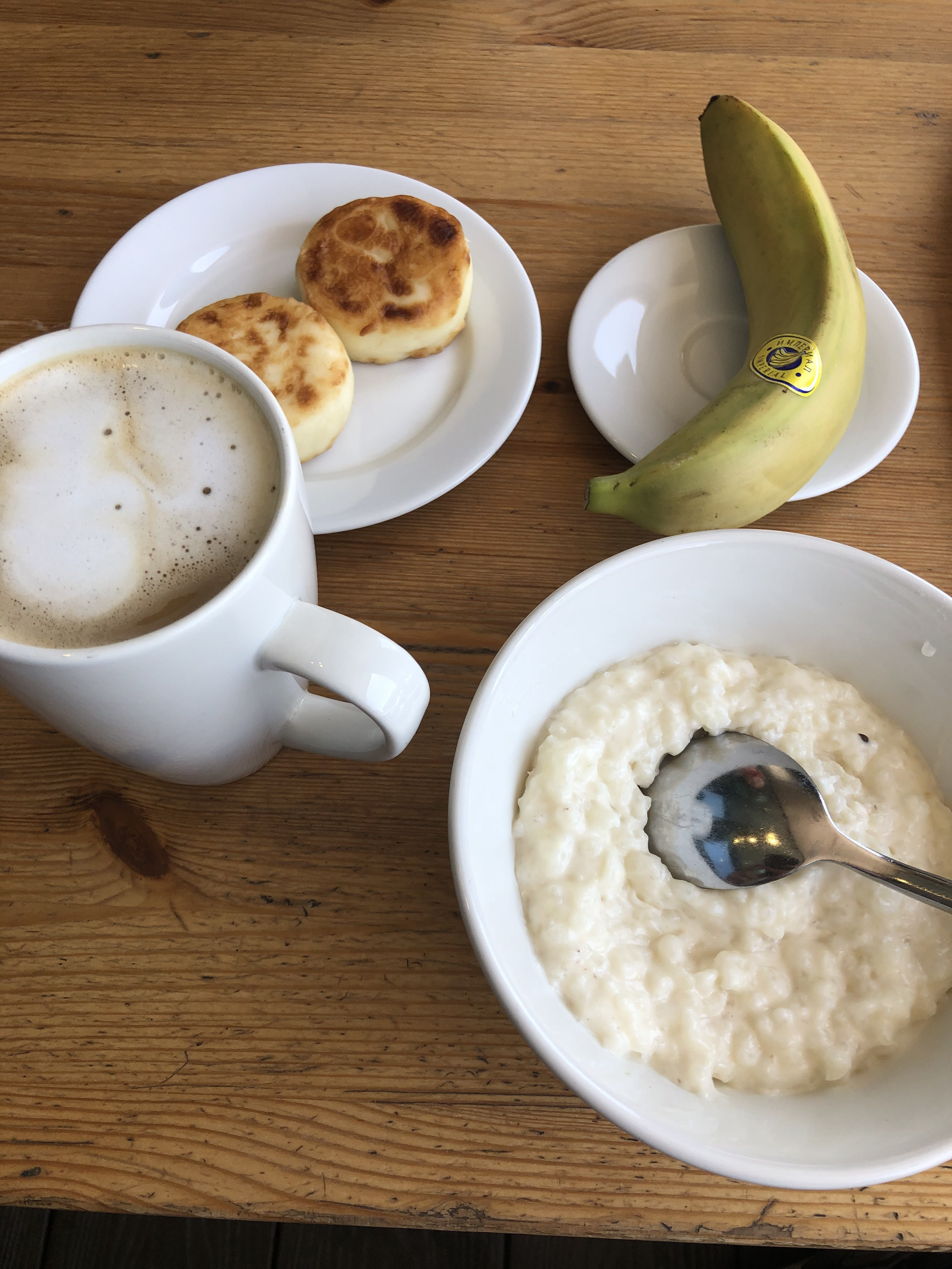 Позавтракать в екатеринбурге. Завтрак в simple Coffee. Кофе с молоком завтрак. Завтраки в Екатеринбурге. Сырники Симпл кофе.