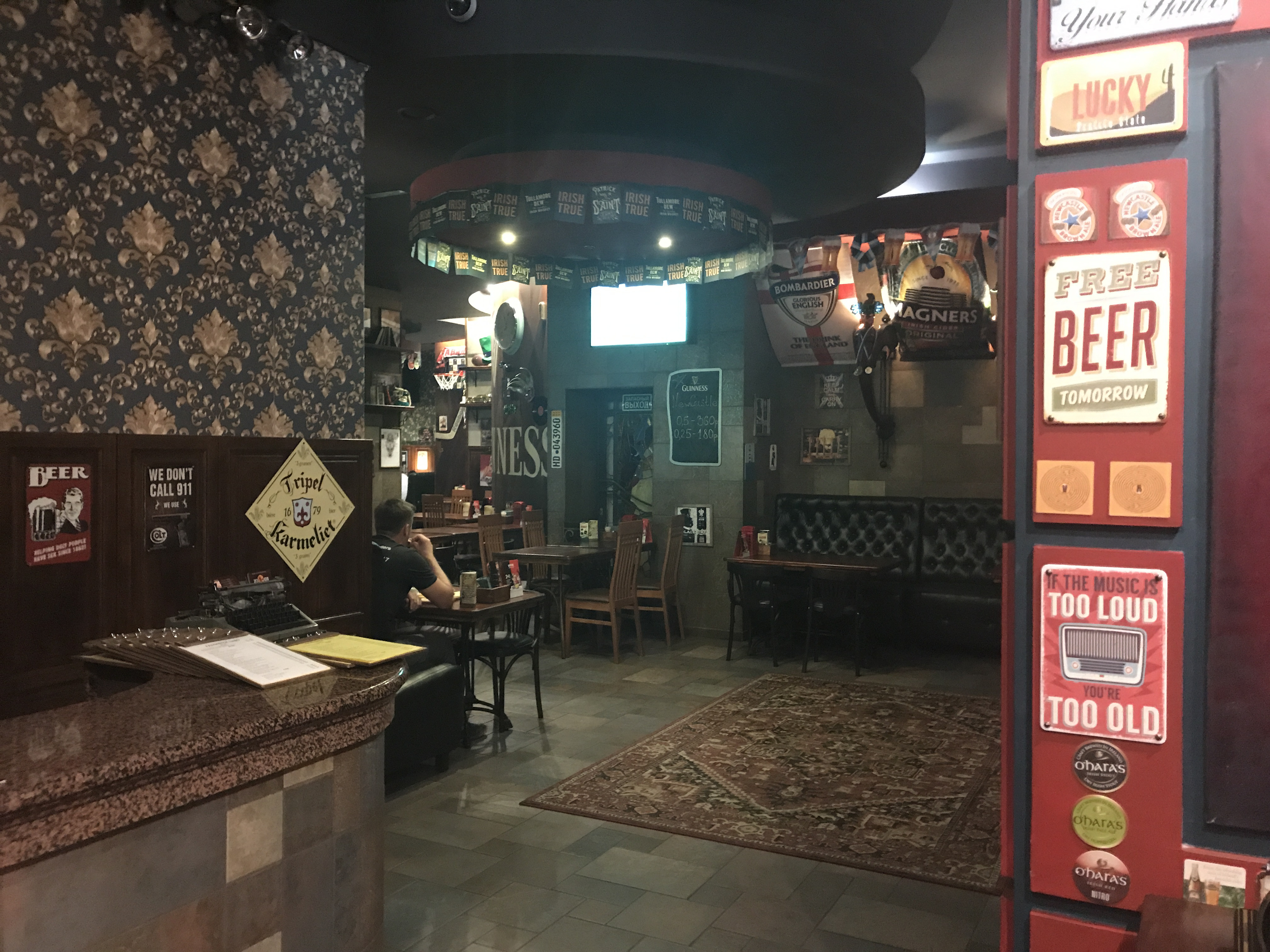 Паб братиславская. Ред Кэт паб Братиславская. Red Cat pub, Москва. Red pub Гомель. Московский паб рыжий.