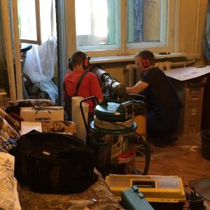 Доктор Бур за работой.
