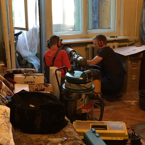 Доктор Бур за работой.