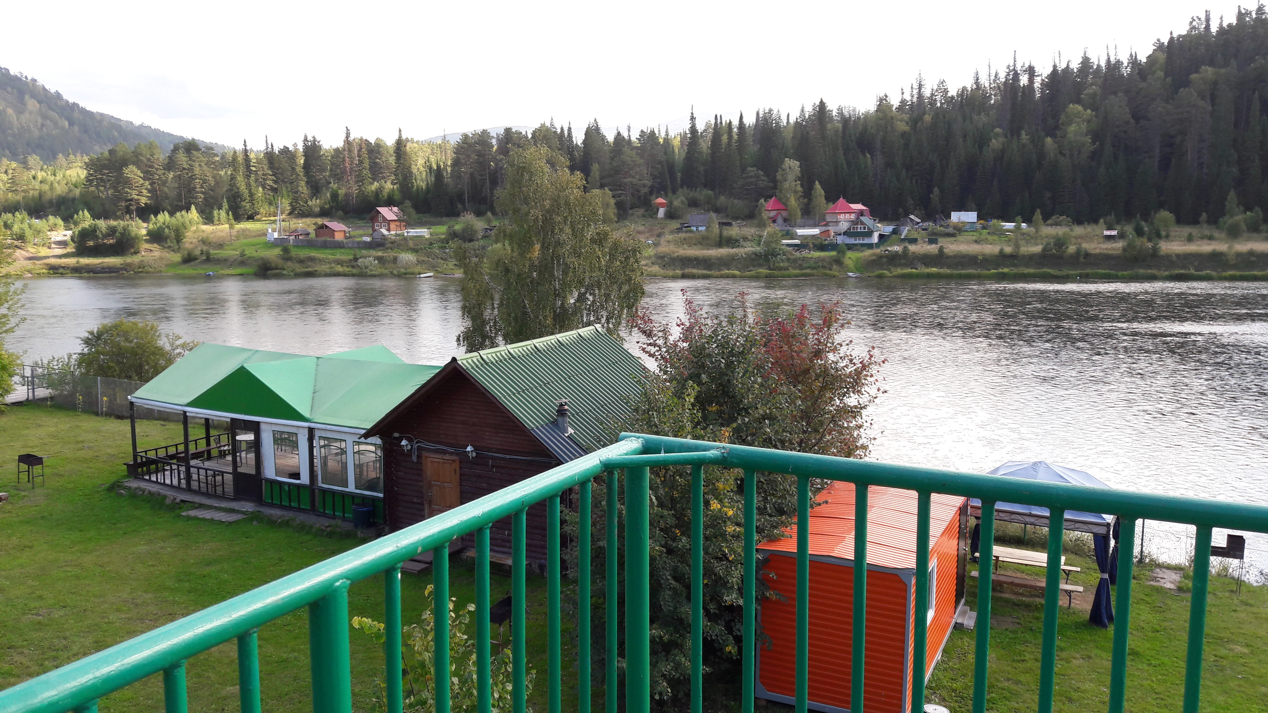 На алтае есть дивное место. Манский Плес Красноярск. Манский плёс база. Турбаза Манский Плес. База Манский Плес Красноярск.